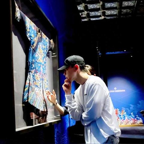 邓伦最新照片曝光，影视巨星风采依旧迷人