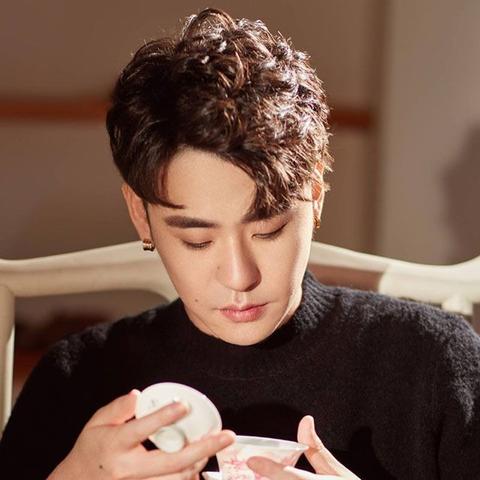 最新男士发型流行趋势，引领潮流的年度发型指南