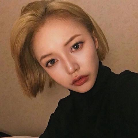 最新流行短发颜色趋势解析